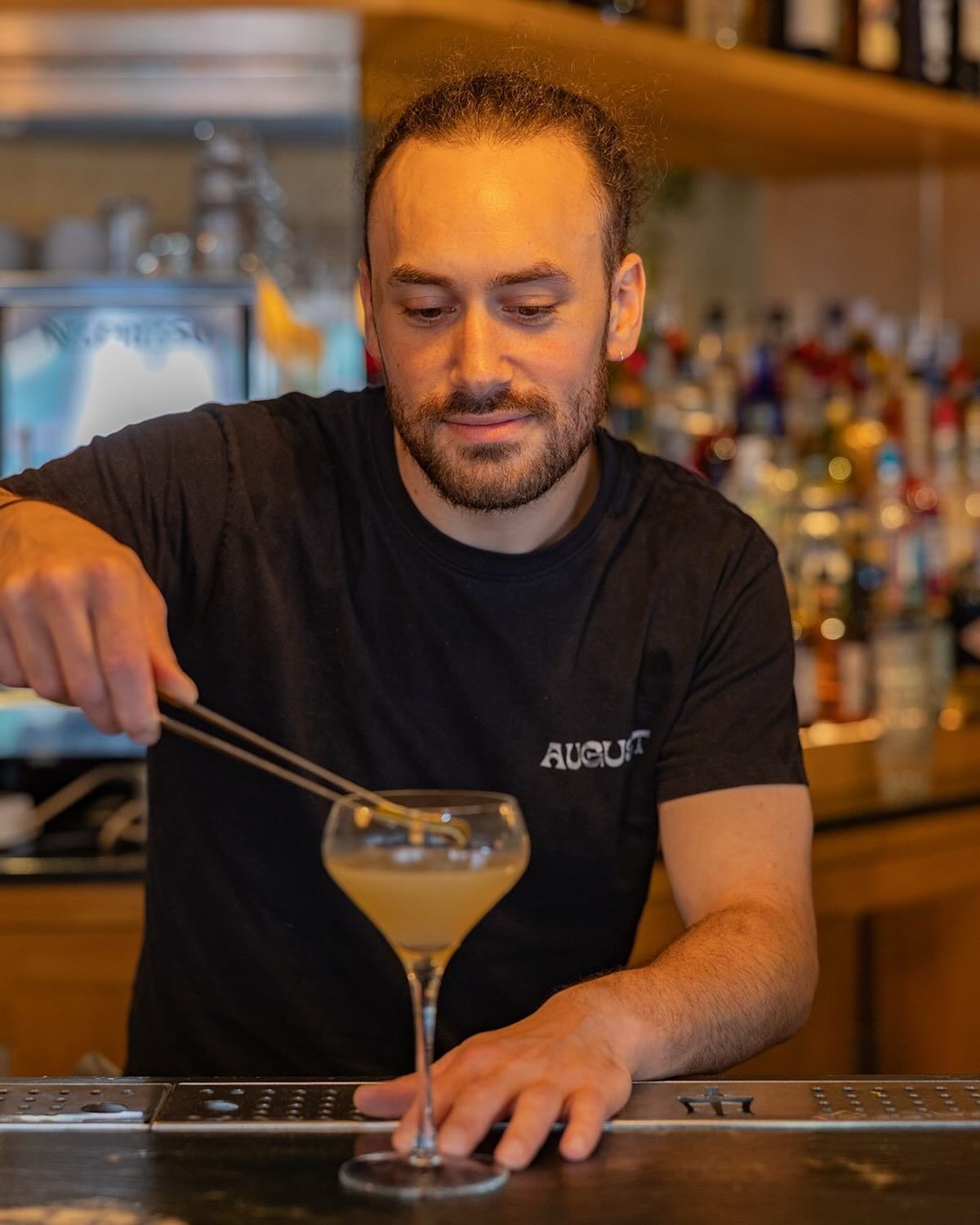 Le barman d'August prépare un cocktail