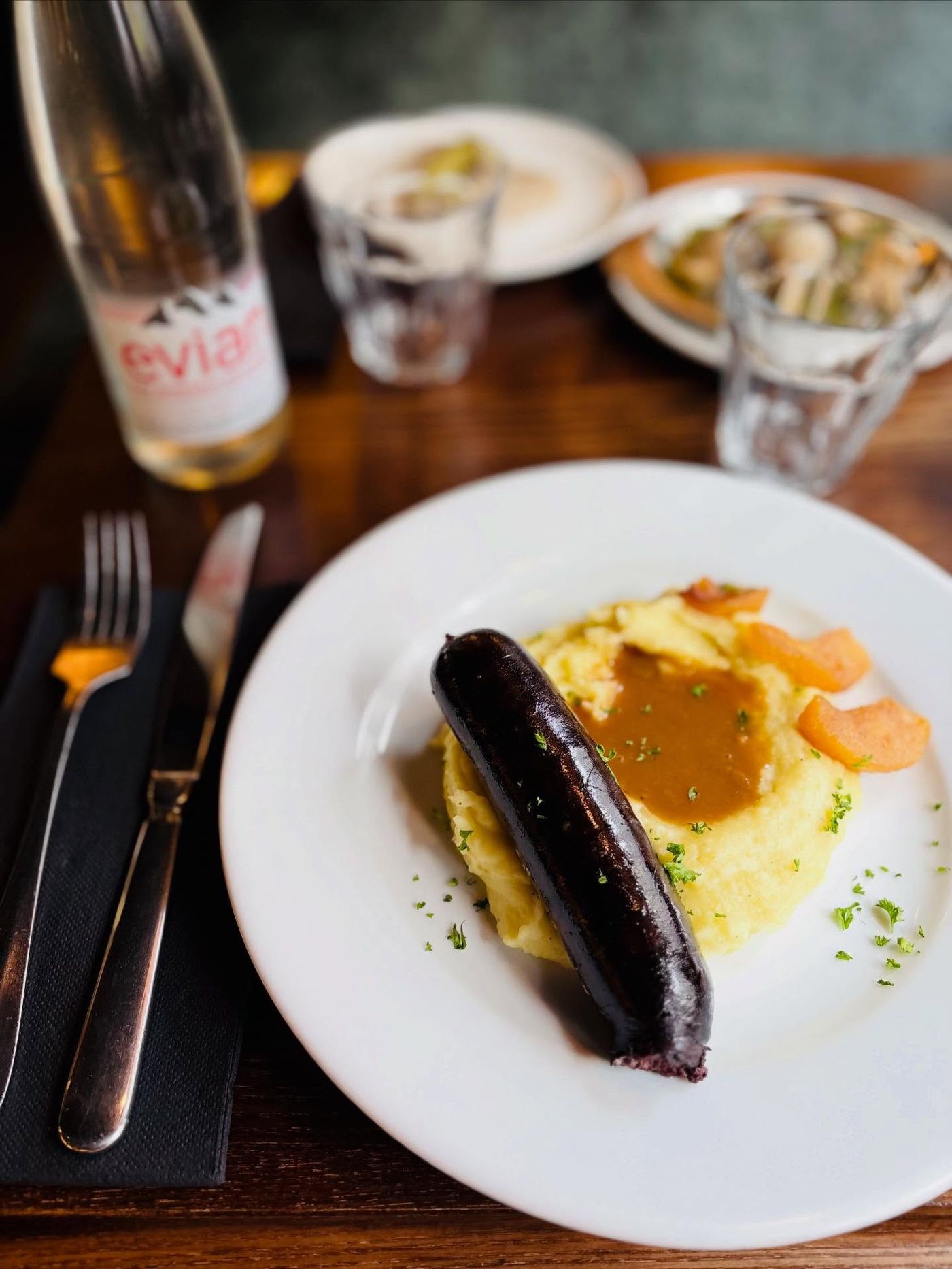 Boudin noir, purée maison et pommes confites chez August