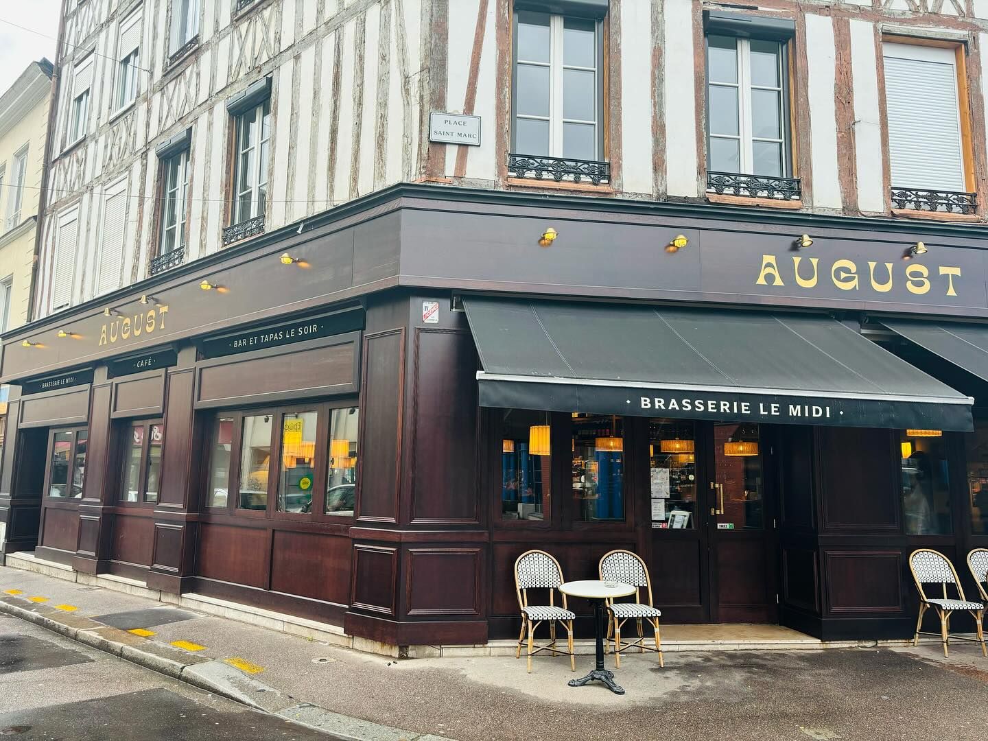 La façade d'August à l'angle de la place Saint-Marc à Rouen