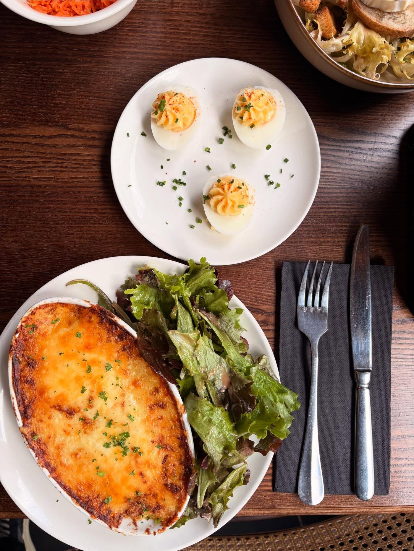 Gratin doré et salade servis chez August