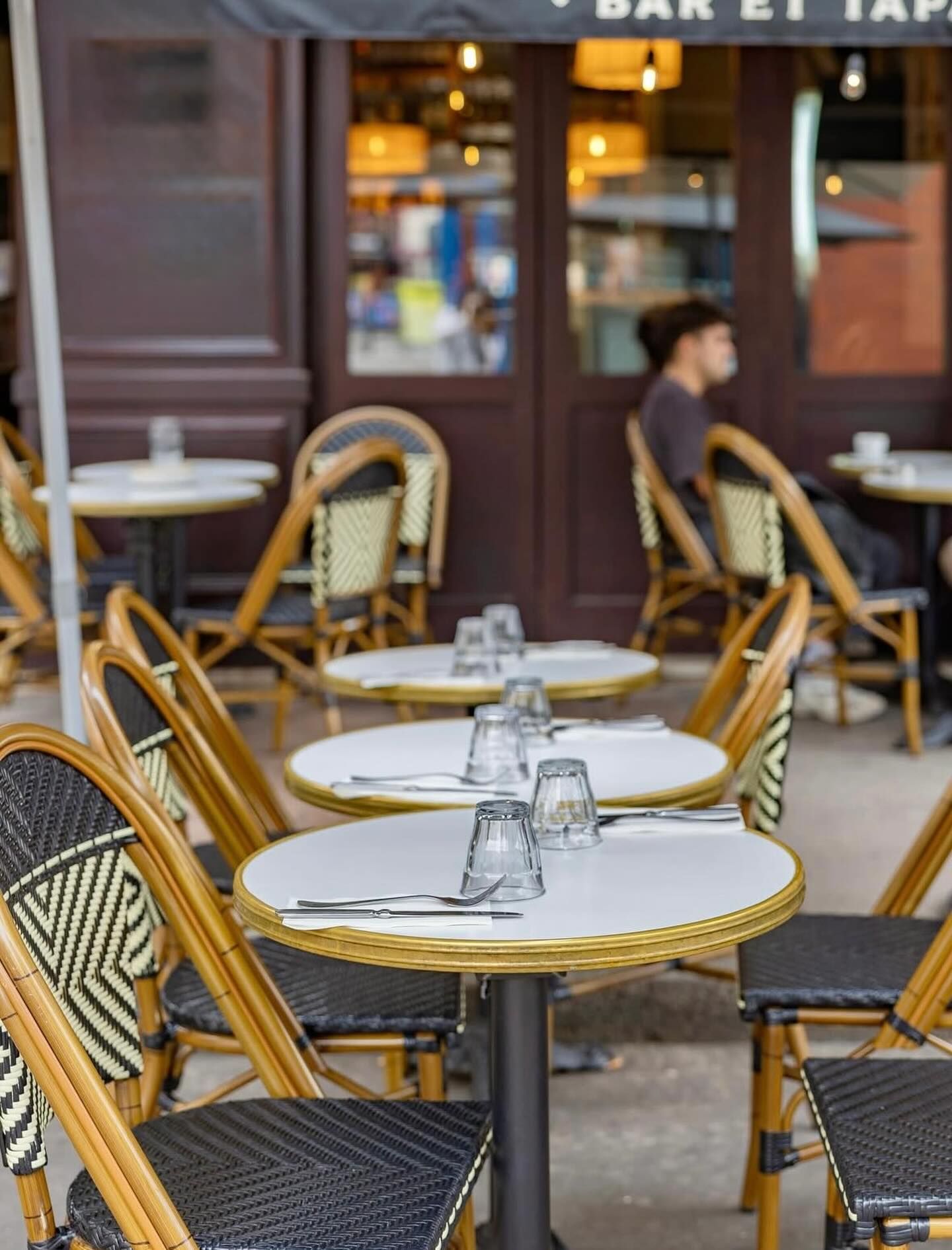 La terrasse d'August et ses chaises bistrot sur la place Saint-Marc